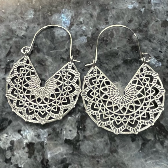 🎉HP🎉 🦋 3/$24 Silver toned detailed Southwestern style hoop earrings / NWOT - Picture 5 of 5